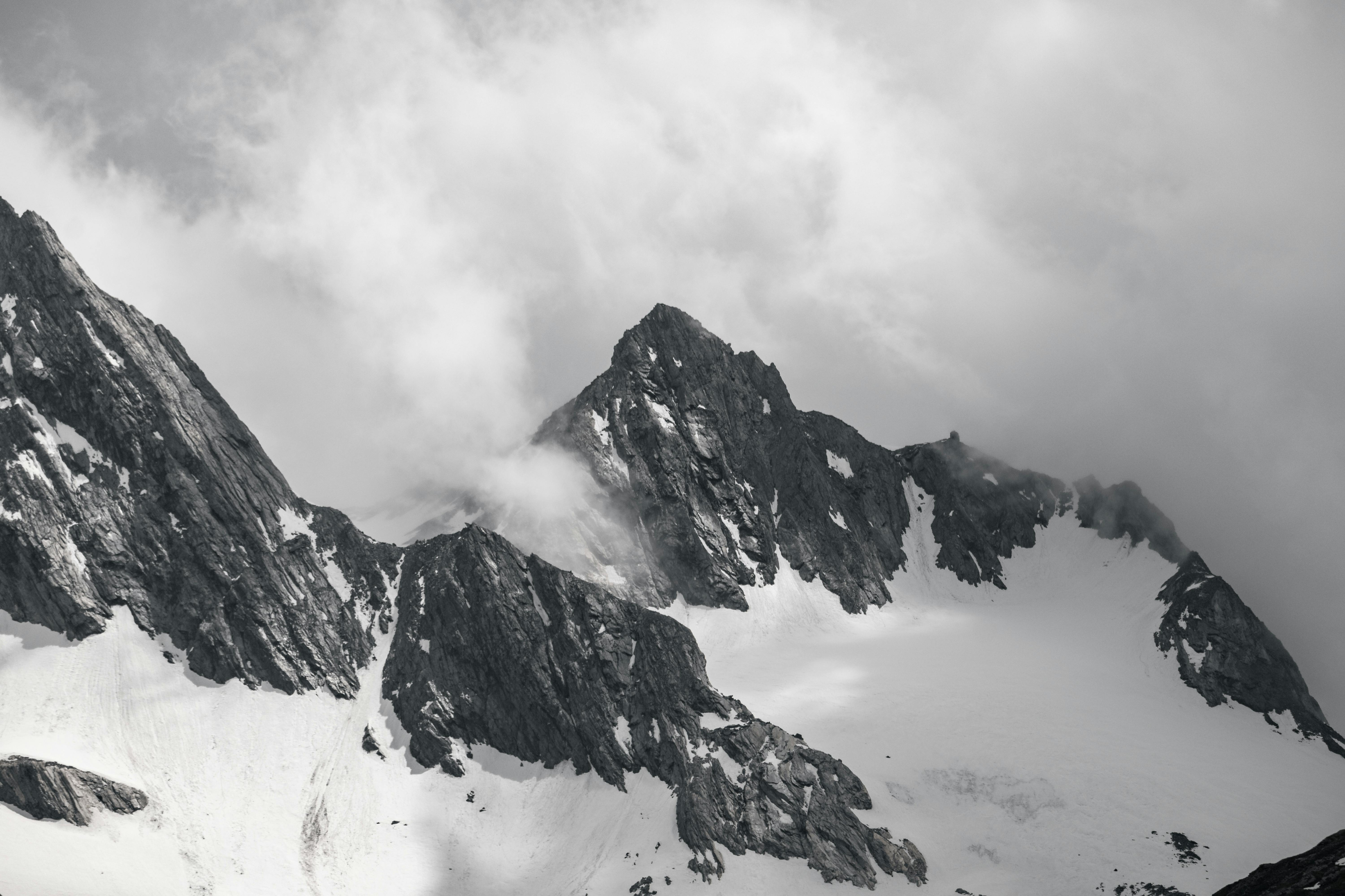 Black and white image of misty mountains